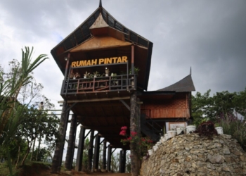 Rumah Pintar yang lahir dari gotong royong warga berfungsi sebagai ruang belajar, diskusi, dan pusat kegiatan masyarakat serta mampu menciptakan berbagai inisiatif, mulai dari rumah produksi gula semut, rumah maggot, bank sampah, hingga pemancingan ikan yang memberi manfaat nyata bagi warga sekitar.