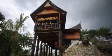 Rumah Pintar yang lahir dari gotong royong warga berfungsi sebagai ruang belajar, diskusi, dan pusat kegiatan masyarakat serta mampu menciptakan berbagai inisiatif, mulai dari rumah produksi gula semut, rumah maggot, bank sampah, hingga pemancingan ikan yang memberi manfaat nyata bagi warga sekitar.