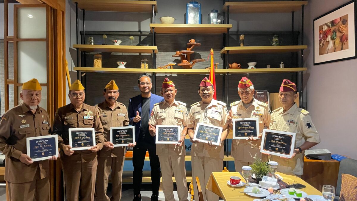 Foto bersama antara Komunitas Veteran dan BATIQA Hotel Lampung