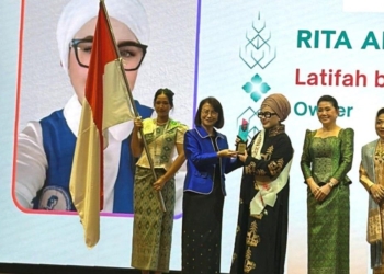 Rita Anomsari meraih penghargaan Asean Women Enterpreuner Netwoek (Awen) di Kamboja, pada Sabtu (22/11). (Foto:Dok)