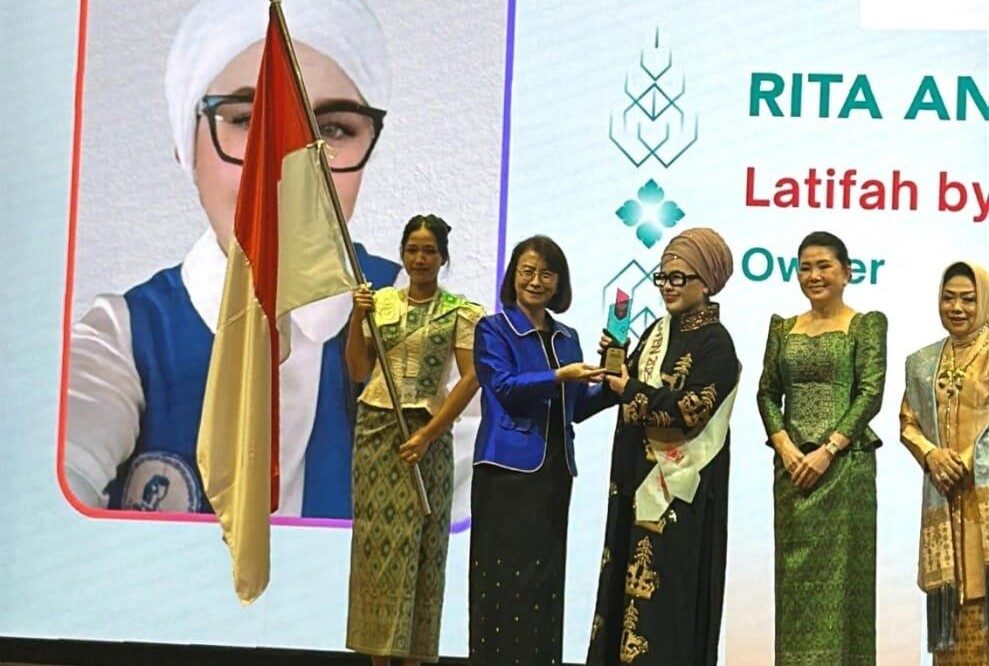 Rita Anomsari meraih penghargaan Asean Women Enterpreuner Netwoek (Awen) di Kamboja, pada Sabtu (22/11). (Foto:Dok)