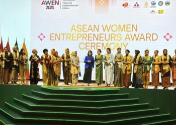 Designer Asal Lampung Rita Anomsari Raih Penghargaan Bergengsi Dalam Ajang Asean Women Entrepreneur Network di Cambodia