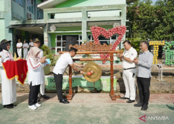 Wali Kota Metro, Bambang Iman Santoso didampingi Ketua PPI Edwin Syam memukul gong tanda dibukanya Latgab Paskibraka. (ANT