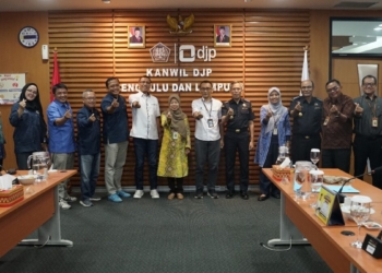 Kantor Wilayah Direktorat Jenderal Pajak (Kanwil DJP) Bengkulu dan Lampung menerima kunjungan silaturahmi Ketua Persatuan Wartawan Indonesia (PWI) Provinsi Lampung, Wirahadikusumah dan jajaran bertempat di Ruang Rapat Kanwil DJP Bengkulu dan Lampung, Kota Bandar Lampung (Selasa, 4/11).