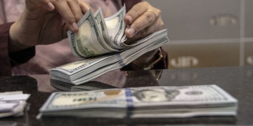 TRANSAKSI DOLAR. Petugas menghitung uang pecahan dolar AS di gerai penukaran mata uang asing VIP (Valuta Inti Prima) Money Changer, Jakarta. Perubahan besar terjadi dalam perdagangan internasional setelah Rusia dan Kirgizstan memperluas penggunaan mata uang lokal dalam transaksi bilateral. ANTARA FOTO/Muhammad Adimaja