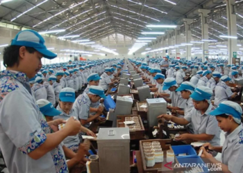 INVESTASI SERAP TENAGA KERJA. Ribuan buruh mengerjakan pelintingan rokok di Kudus, Jawa Tengah. Pemerintah Provinsi Lampung memastikan setiap investasi yang masuk ke daerah wajib menyerap tenaga kerja lokal. ANTARA FOTO/YUSUF NUGROHO