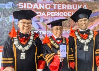 Rektor Itera Prof I Nyoman Pugeg Aryantha menunjukkan halaman depan situs ijazah digital / Umar