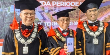 Rektor Itera Prof I Nyoman Pugeg Aryantha menunjukkan halaman depan situs ijazah digital / Umar