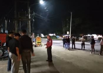 Petugas Patroli Polsek Sukarame membubarkan sekelompok remaja yang kedapatan nongkrong hingga tengah malam di sekitar Jalan Ryacudu, Sukarame, Bandar Lampung, Minggu (16/112025) dini hari. Dok Polsek