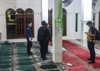 Petugas Puslabfor Polri melakukan penyelidikan tempat kejadian ledakan di masjid SMAN 72 Jakarta.
