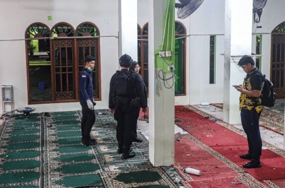 Petugas Puslabfor Polri melakukan penyelidikan tempat kejadian ledakan di masjid SMAN 72 Jakarta.