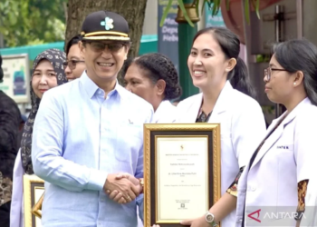 Menteri Kesehatan Budi Gunadi Sadikin memberikan penghargaan kepada tenaga kesehatan dalam peringatan Hari Kesehatan Nasional ke-61 di Jakarta, Rabu (12/11/2025). ANT
