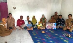 Peduli Warga Sakit Menahun, Desa Berasan Makmur Gulirkan Program Sosial Tilek Warga