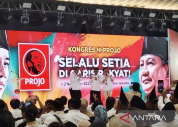 Ketua Umum (Ketum) Projo Budi Arie Setiadi (kiri) bersama pengurus lainnya dalam Kongres III Projo, Jakarta Pusat, Minggu (2/11/2025). (ANT)