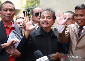 Pakar telematika Roy Suryo (tengah) bersama ahli Forensik Digital Rismon Sianipar (kiri) dan kuasa hukum mereka, Ahmad Khozinudin menjawab pertanyaan wartawan saat memenuhi panggilan pemeriksaan di Direktorat Reserse Kriminal Umum Polda Metro Jaya, Jakarta, Kamis (13/11). (ANT)