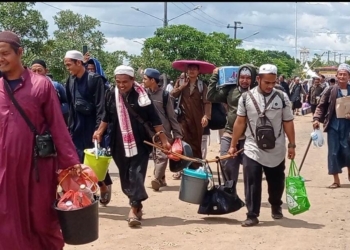 Ribuan peserta jemaah Tabligh Akbar Ijtima Ulama Dunia 2025 Indonesia Berdoa terus berdatangan, memadati kawasan Kota Baru, Jati Agung, Lampung Selatan, Jumat 28 November 2025.Lampost.co/Andi Apriadi.