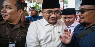 Mantan Menteri Agama Yaqut Cholil Qoumas (kedua kiri) berjalan keluar usai menjalani pemeriksaan di Gedung Merah Putih KPK, Jakarta, Senin (1/9/2025).(ANTARA/Fauzan)