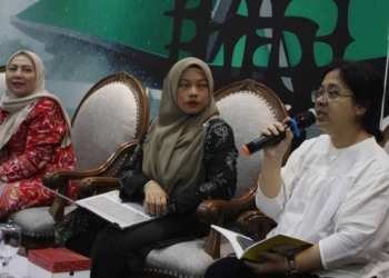 Anggota DPR RI Fraksi Gerindra Himmatul Aliyah (kiri) bersama dengan Pengamat Politik Perludem Titi Anggraini (tengah) dan Sekjen Koalisi Perempuan Indonesia Mike Verawati Tangka (kanan) menjadi pembicara dalam diskusi Dialektika Demokrasi(Moh Irfan/MI)