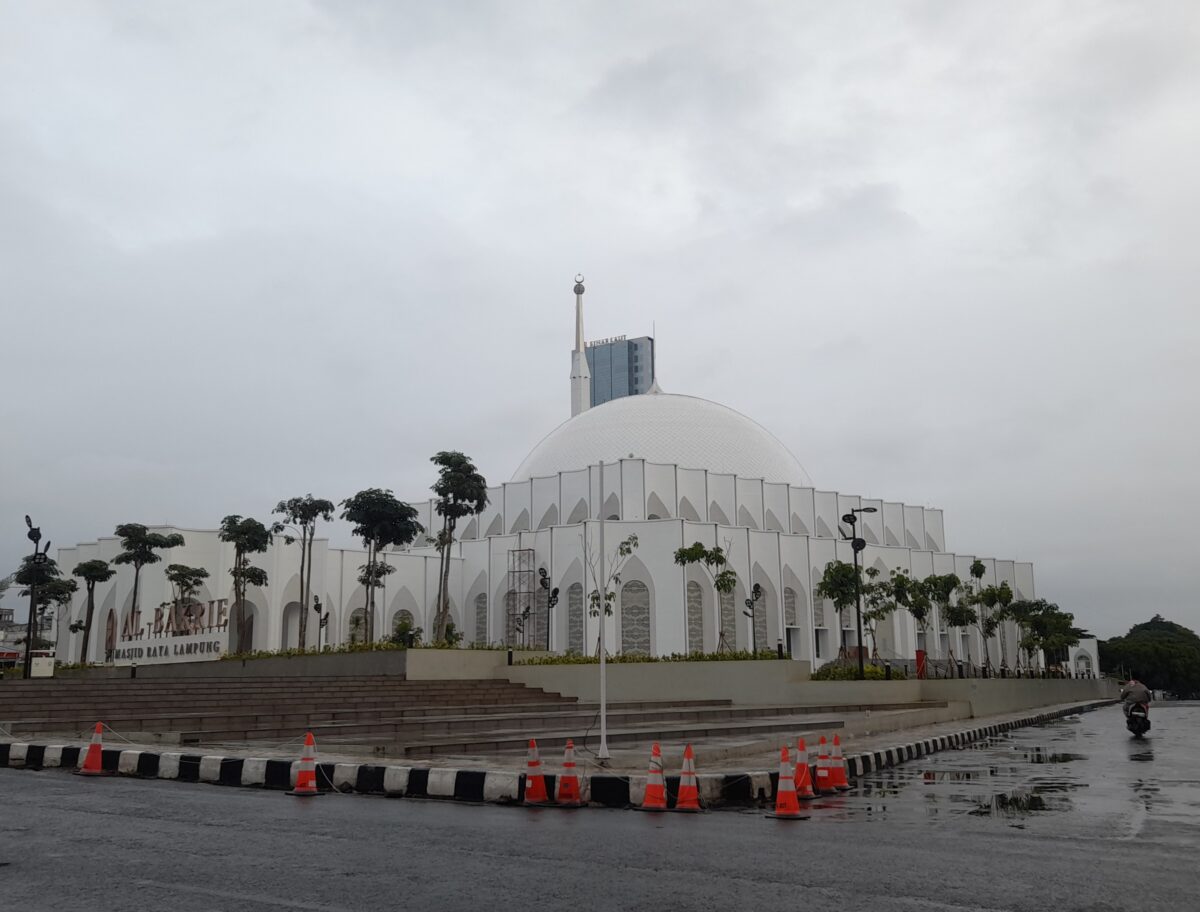 Langit mendung menyelimuti Masjid Raya Al Bakrie Bandar Lampung dan sekitarnya. BMKG menyampaikan prakiraan cuaca Lampung berawan berpotensi hujan. (Foto: Triyadi Isworo/Lampost.co)