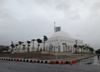 Awan mendung dan rintik hujan menyelimuti Masjid Raya Lampung Al Bakrie Bandar Lampung. BMKG menghimbau masyarakat untuk waspada cuaca ekstrem. Foto: Lampost.co / Triyadi Isworo