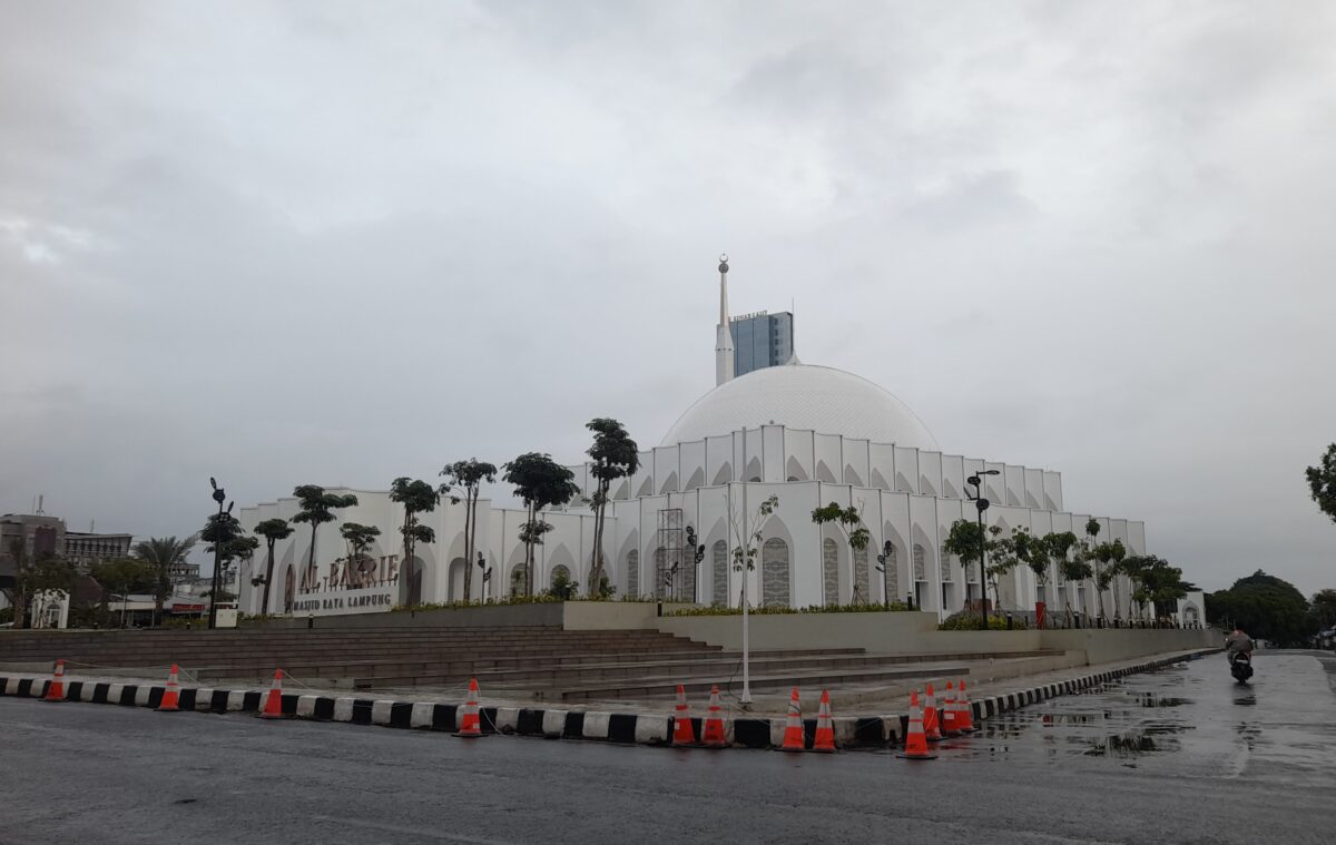 Awan mendung dan rintik hujan menyelimuti Masjid Raya Lampung Al Bakrie Bandar Lampung. BMKG menghimbau masyarakat untuk waspada cuaca ekstrem. Foto: Lampost.co / Triyadi Isworo