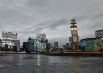 Langit mendung dan rintik hujan menyelimuti Tugu Adipura Kota Bandar Lampung. BMKG memprediksi cuaca Provinsi Lampung berawan berpotensi hujan. (Foto: Triyadi Isworo/Lampost.co)