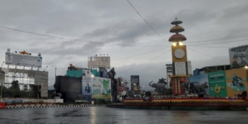 Langit mendung dan rintik hujan menyelimuti Tugu Adipura Kota Bandar Lampung. BMKG memprediksi cuaca Provinsi Lampung berawan berpotensi hujan. (Foto: Triyadi Isworo/Lampost.co)