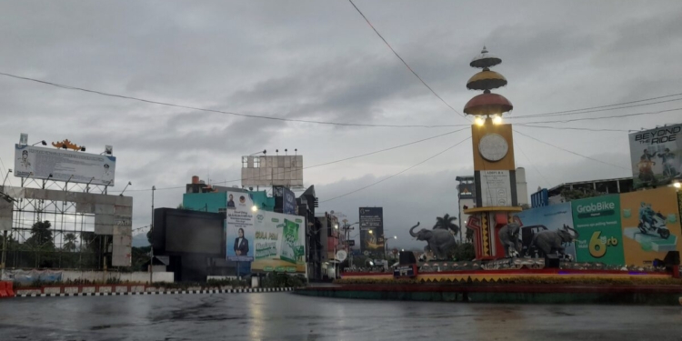 Langit mendung dan rintik hujan menyelimuti Tugu Adipura Kota Bandar Lampung. BMKG memprediksi cuaca Provinsi Lampung berawan berpotensi hujan. (Foto: Triyadi Isworo/Lampost.co)