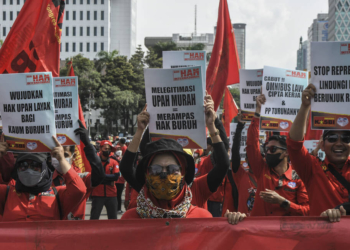 UMP 2026 SEGERA DIUMUMKAN. Buruh dari berbagai aliansi berunjuk rasa menolak besaran kenaikan Upah Minimum Provinsi (UMP) yang dirasa terlalu rendah. Asosiasi Pengusaha Indonesia meminta pemerintah berhati-hati saat menentukan kenaikan upah minimum provinsi (UMP) 2026. Sebab, penetapannya berperan besar terhadap minat investasi di Indonesia. ANTARA/FAKHRI HERMANSYAH