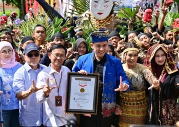 Pagelaran Tari Tuping 12 Wajah hingga memecahkan Rekor Dunia MURI untuk kategori Pagelaran Tari Tuping oleh Penari Terbanyak.