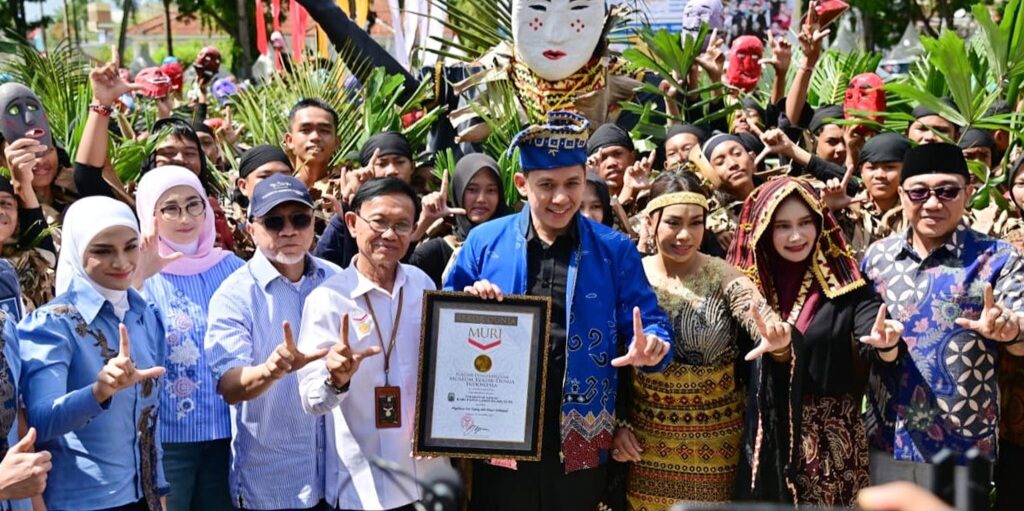 Pagelaran Tari Tuping 12 Wajah hingga memecahkan Rekor Dunia MURI untuk kategori Pagelaran Tari Tuping oleh Penari Terbanyak.