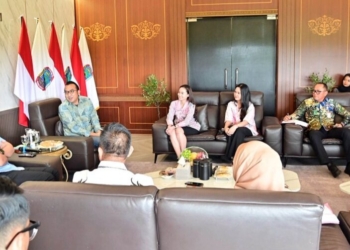 Bupati Lampung Selatan, Radityo Egi Pratama, menerima audiensi manajemen Grand Elty Krakatoa di ruang kerjanya pada Kamis (20/11/2025).