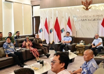 Rapat bersama di ruang kerja bupati, Kamis (20/11/2025). Bupati Egi bersama Forkopimda membahas percepatan pembangunan gerai dan gudang koperasi, yang ditargetkan selesai pada akhir Januari 2026.