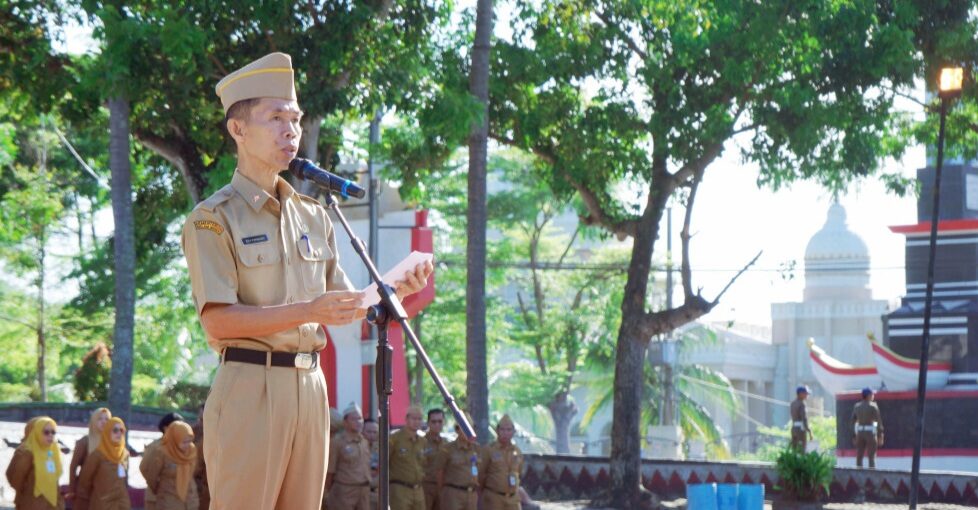 Apel mingguan perdana bulan Desember yang digelar di Lapangan Korpri, Kompleks Perkantoran Pemkab Lampung Selatan, Senin (1/12/2025).