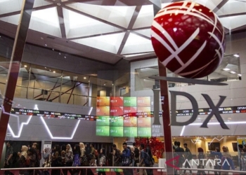 Pengunjung mengamati pergerakan saham di Bursa Efek Indonesia (BEI), Jakarta. ANTARA FOTO/DHEMAS REVIYANTO