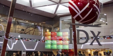 Pengunjung mengamati pergerakan saham di Bursa Efek Indonesia (BEI), Jakarta. ANTARA FOTO/DHEMAS REVIYANTO