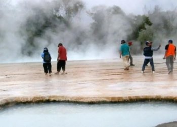 ENERGI HIJAU LAMPUNG. Uap panas mengepul dari kawah panas bumi di sekitar area keramikan yang sudah mengeras dan dapat dijejaki pengunjung di Suoh, Kabupaten Lampung Barat. Pemerintah Kabupaten Lampung Barat menegaskan komitmen untuk memperkuat ketahanan energi daerah melalui pemanfaatan potensi panas bumi di kawasan Danau Ranau. ANTARA/BUDISANTOSO BUDIMAN