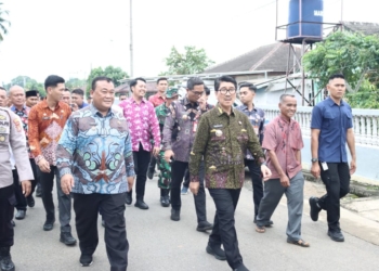 Bupati Lampura, Hamartoni Ahadis kunjungi korban bencana alam di Kecamatan Abung Timur, Kamis, 4 Desember 2025. Doc. Pemkab Lampura.