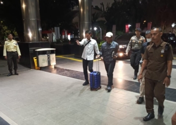 Komisi Pemberantasan Korupsi (KPK) melakukan mengamankan Bupati Lampung Tengah, Ardito Wijaya (bertopi putih), Rabu, 10 Desember 2025. Dok