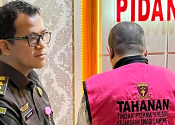 Kejati Lampung menahan tersangka baru dalam perkara pembangunan penataan kawasan gerbang rumah jabatan Bupati Lampung Timur. Foto: Lampost.co / Asrul Septian Malik