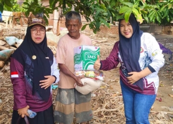 PGRI Kabupaten Lampura salurkan donasi bagi warga terdampak bencana alam di Aceh, Sumut dan Sumbar. Doc. PGRI Lampura.