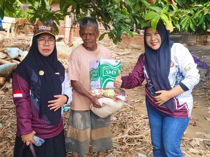 PGRI Kabupaten Lampura salurkan donasi bagi warga terdampak bencana alam di Aceh, Sumut dan Sumbar. Doc. PGRI Lampura.