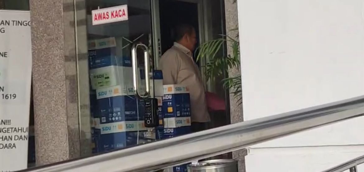 Gubernur Lampung periode 2019-2024 Arinal Djunaidi, menghadiri panggilan Kejaksaan Tinggi Lampung, Kamis, 18 Desember 2025. Arinal menjadi sebagai saksi perkara korupsi Pengelolaan Dana Participating Interest 10% (PI 10%) pada Wilayah Kerja Offshore South East Sumatera (WK OSES) senilai US$17.286.000 atau senilai Rp. 271 miliar. (Foto: Lampost.co / Asrul Septian Malik)