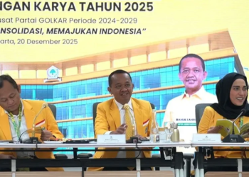 Ketua Umum Partai Golkar Bahlil Lahadalia (tengah) bersama Sekjen Partai Golkar Muhammad Sarmuji (kiri) dan Bendahara Umum Partai Golkar (kanan) Sari Yuliati saat Rapimnas Partai Golkar di Jakarta. ANTARA/HO-Golkar.