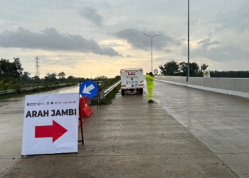 Petugas sedang berjaga di Jalan Tol Trans Sumatera (JTTS) menyambut Libur Natal 2025 dan Tahun Baru 2026 (Nataru). Dok Hutama Karya