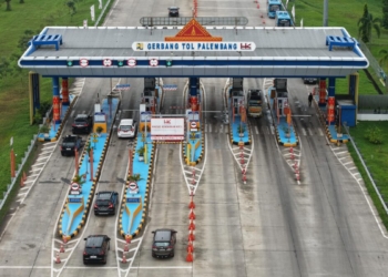 Kendaraan memasuki Jalan Tol Trans Sumatera (JTTS). Lalu lintas kendaraan mulai ramai memasuki periode libur Natal 2025 dan Tahun Baru 2026. Dok Hutama Karya