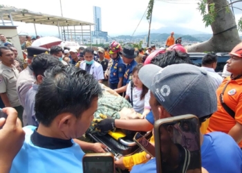 Korban dievakuasi usai tertimpa pohon besar yang roboh menimpa mobil yang terparkir pada area kawasan perbukitan Jalan Kamboja, Tanjung Karang Pusat, Selasa, 23 Desember 2025.