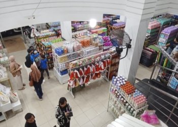 Penjualan aksesoris dekorasi dan hampers Natal 2026 melonjak signifikan di Bandar Lampung. Lampost.co/Restu