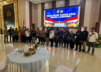 Kapolda Lampung Irjen Pol Helfi Assegaf bersama perwakilan pimpinan media dan perwakilan lembaga profesi pers foto bersama saat menghadiri press rilis akhir tahun Polda Lampung, Senin (29/12/2025). Foto: Lampost.co / Asrul Septian Malik