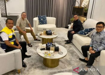 Ketua Umum Partai Golkar Bahlil Lahadalia (kiri), Ketua Umum PAN Zulkifli Hasan (dua kiri), Ketua Harian Partai Gerindra Sufmi Dasco Ahmad (dua kanan), dan Ketua Umum PKB Muhaimin Iskandar (kanan) bersilaturahmi di kediaman Bahlil Lahadalia, Jakarta, Minggu (28/12/2025). ANTARA/HO-Arief Rosyid.